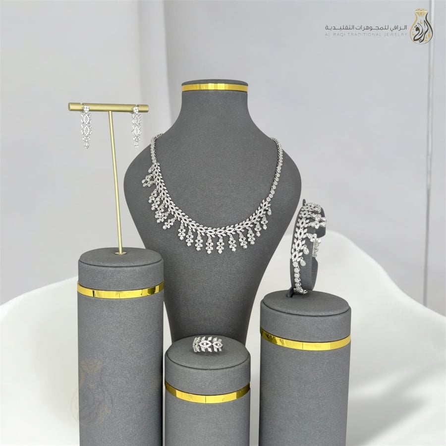 A floral set studded with luxurious zircon