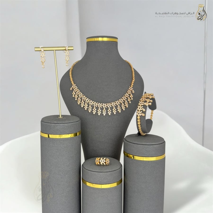 A floral set studded with luxurious zircon