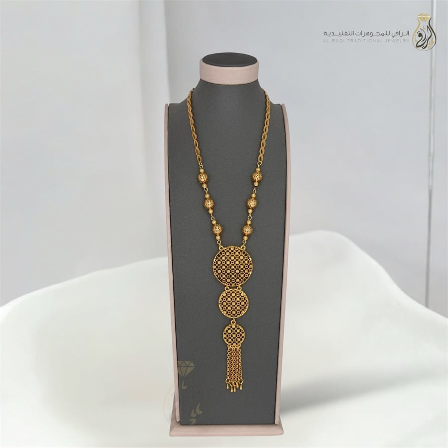 قلادة ذهب تقليدية بتصميم دائري متدرج مع سلاسل متدلية