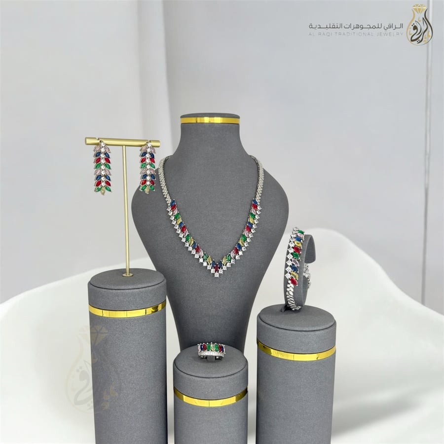 طقم فضي مرصع بزركون متعدد الألوان