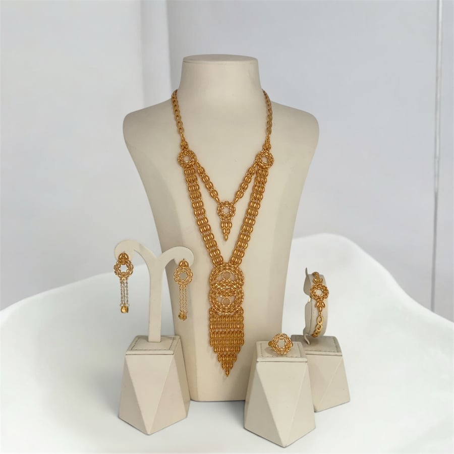 Gold alternative set, royal elegance