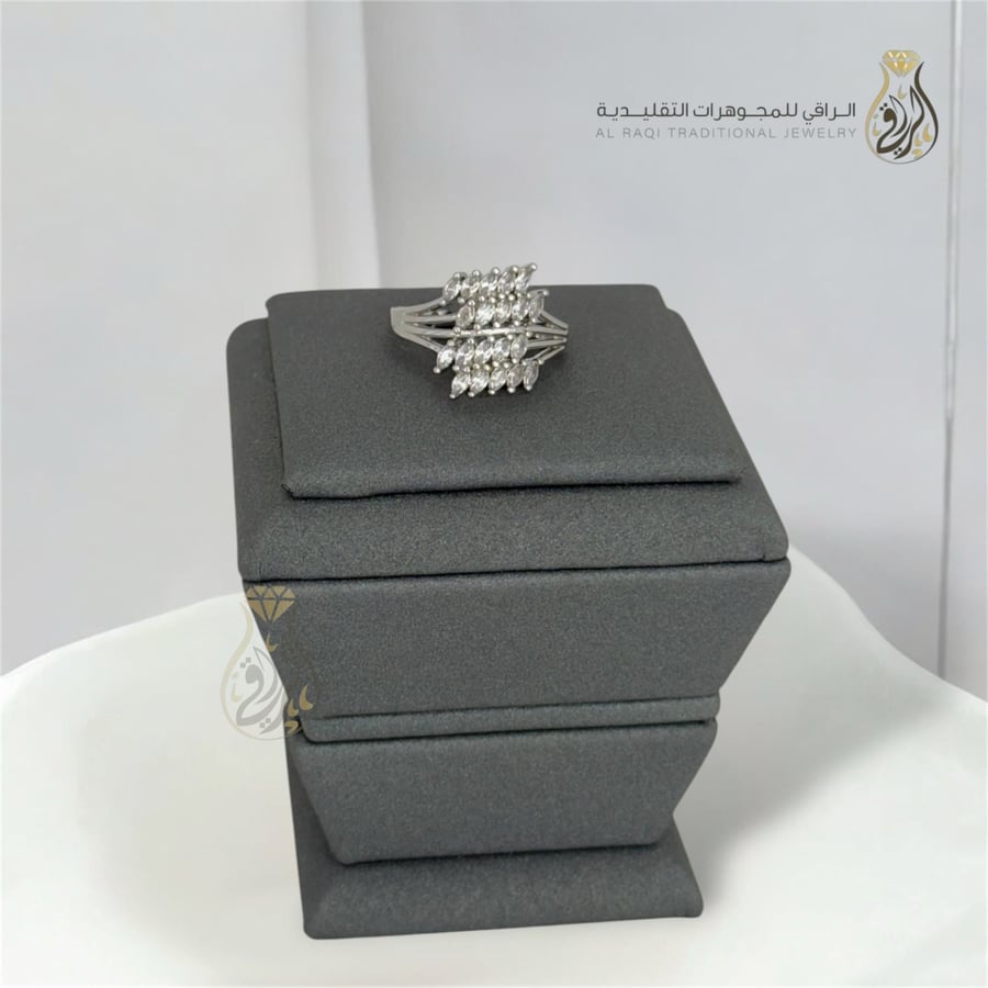 خاتم ألماسي فاخر بتصميم مروحي فاخر بتصميم مروحي