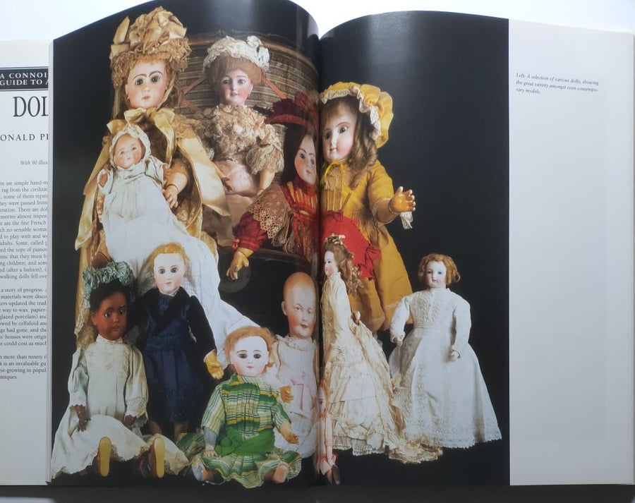 A Connoisseur’s Guide to Antique Dolls دليل الخبير للدمى الأثرية . غلاف مقوى من الحجم الكبير