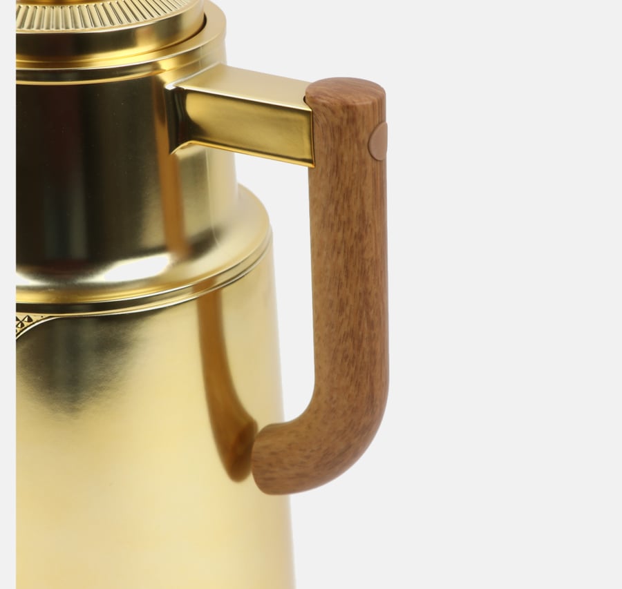 Golden tea thermos with wood-colored handle - 1 liter