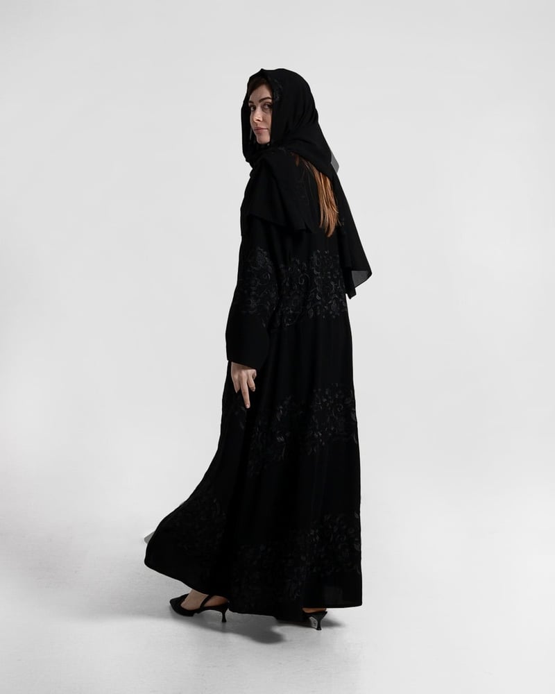 عباية كريب ملكي ستريت مطرزة فخمة RH43