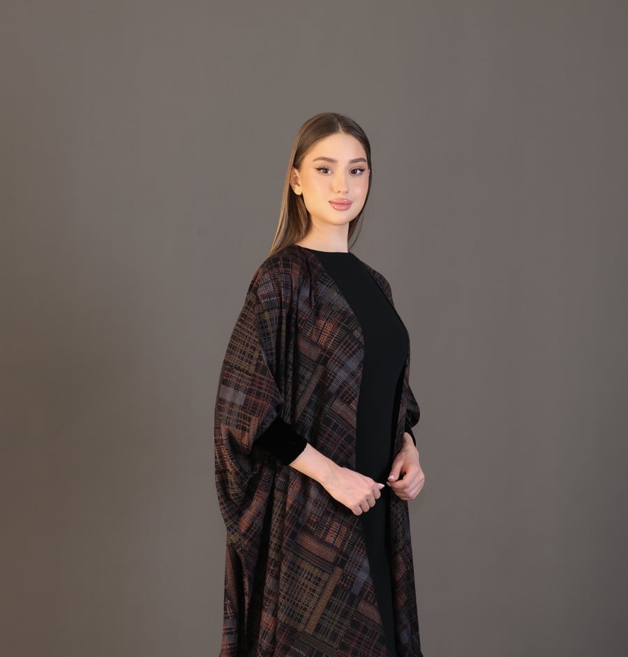 Mundo Abaya عباية من قماش الصوف الناعم مزودة بأكمام من المخمل
