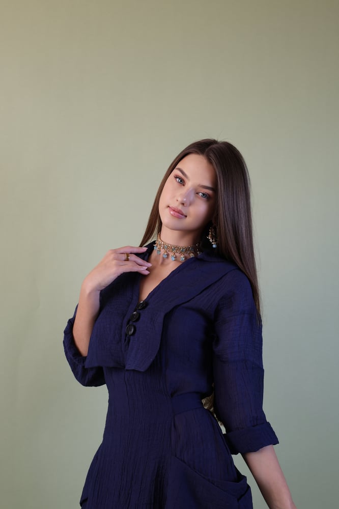 فستان بقماش الجورجيت المكسر بلون وتصميم مميزين