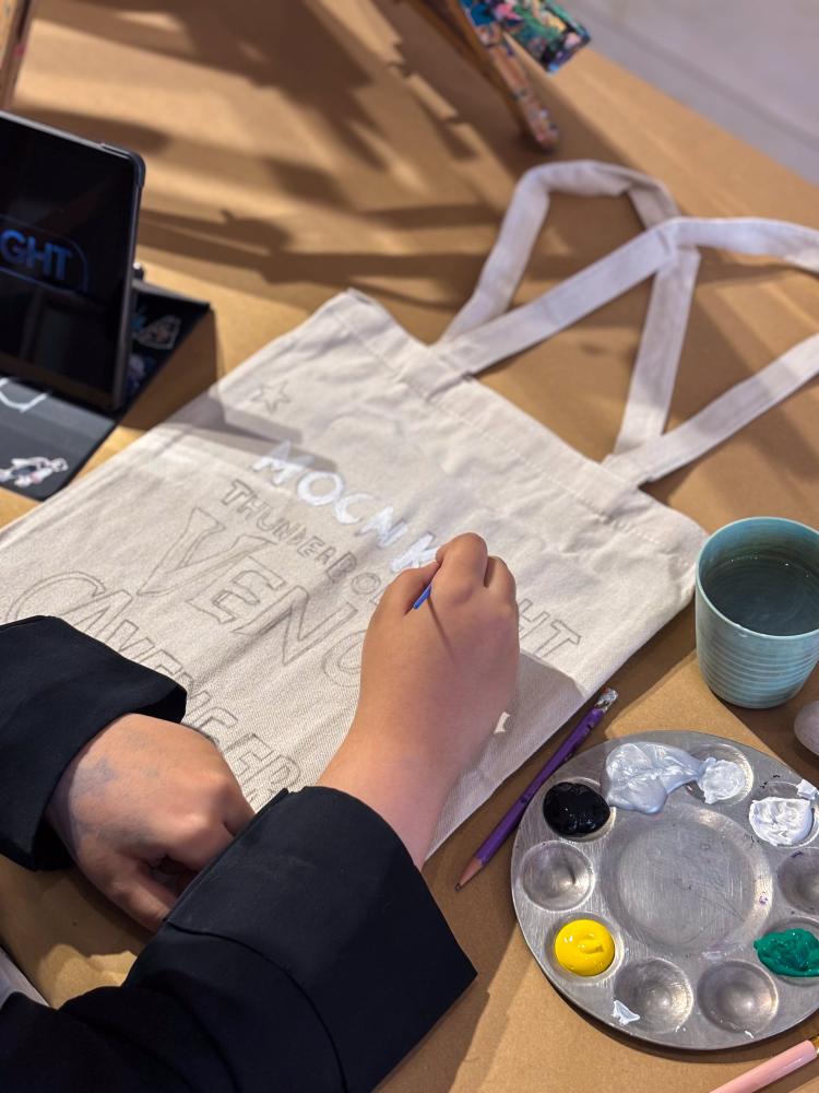 تجربة الرسم على الشنط القماشية