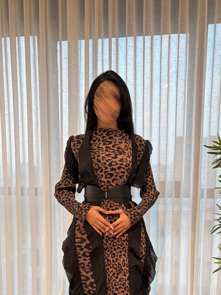 Leopard chic dress with modern touches and side slits