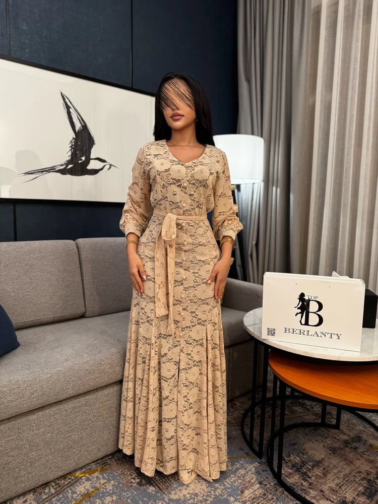 The luxurious "Rose Lace" dress - elegance of classic lace
