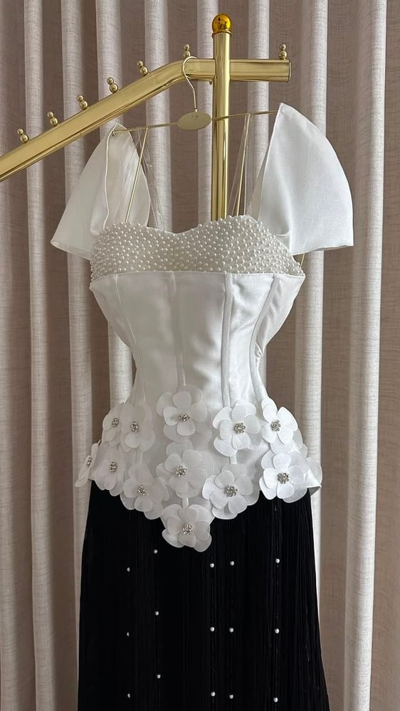 فستان سهرة ملكي باللون العاجي مرصع بالكريستال والأورجانزا المكسرة