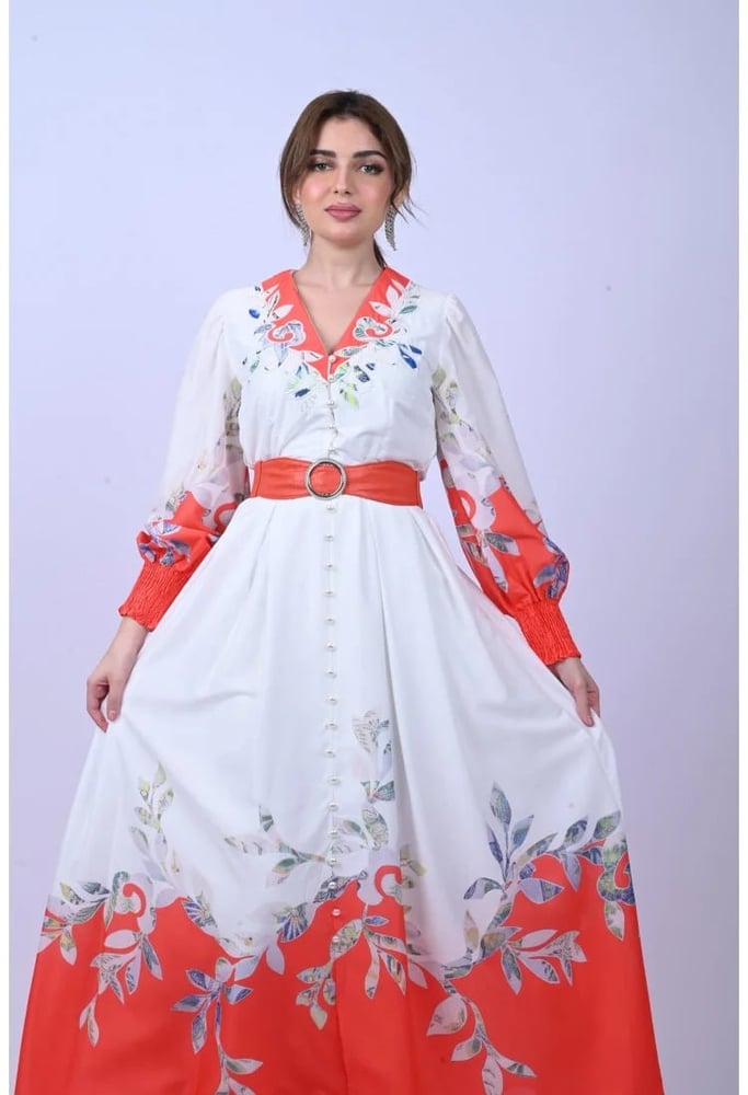 فستان صيفي طويل باللون الأبيض والبرتقالي مع أزرار لؤلؤية أمامية