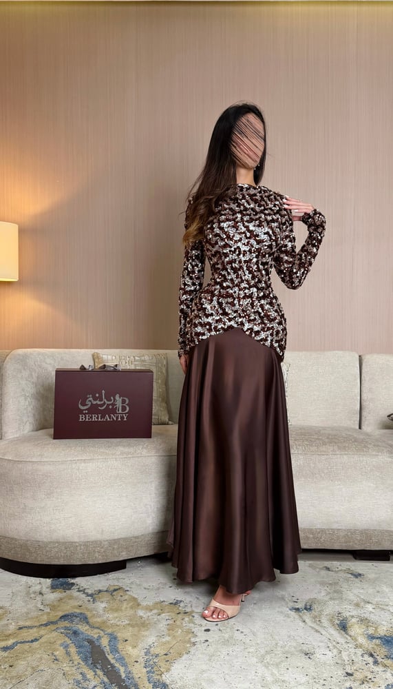 فستان سهرة بني بجزء علوي لامع وتنورة واسعة (يتمدد)
