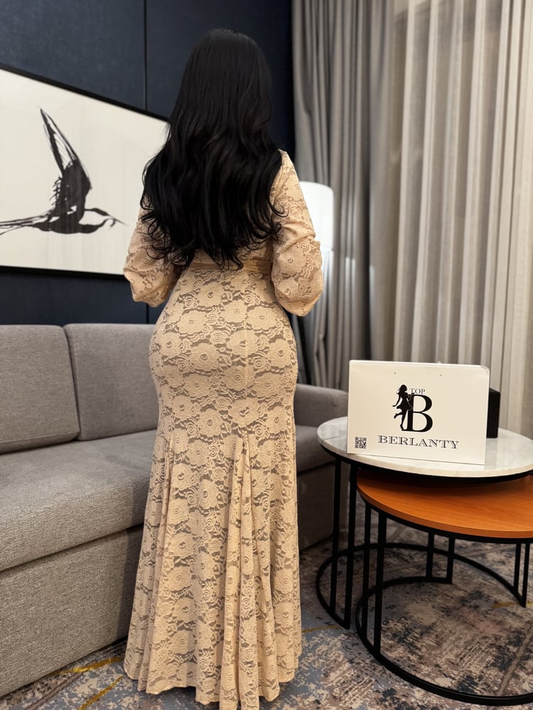 The luxurious "Rose Lace" dress - elegance of classic lace