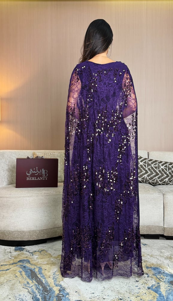 فستان سهرة ملكي باللون البنفسجي الداكن مع كيب دانتيل مطرز بالترتر والشاوفتون الناعم (يتمدد)