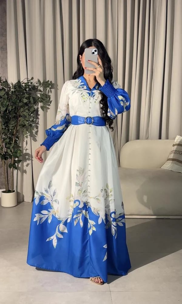 فستان نسائي أبيض ومشجر باللون الأزرق الملكي مع حزام خصر.