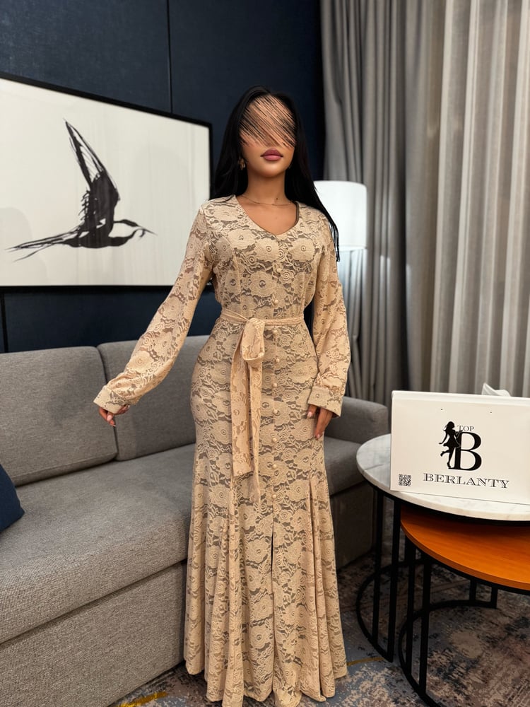 The luxurious "Rose Lace" dress - elegance of classic lace