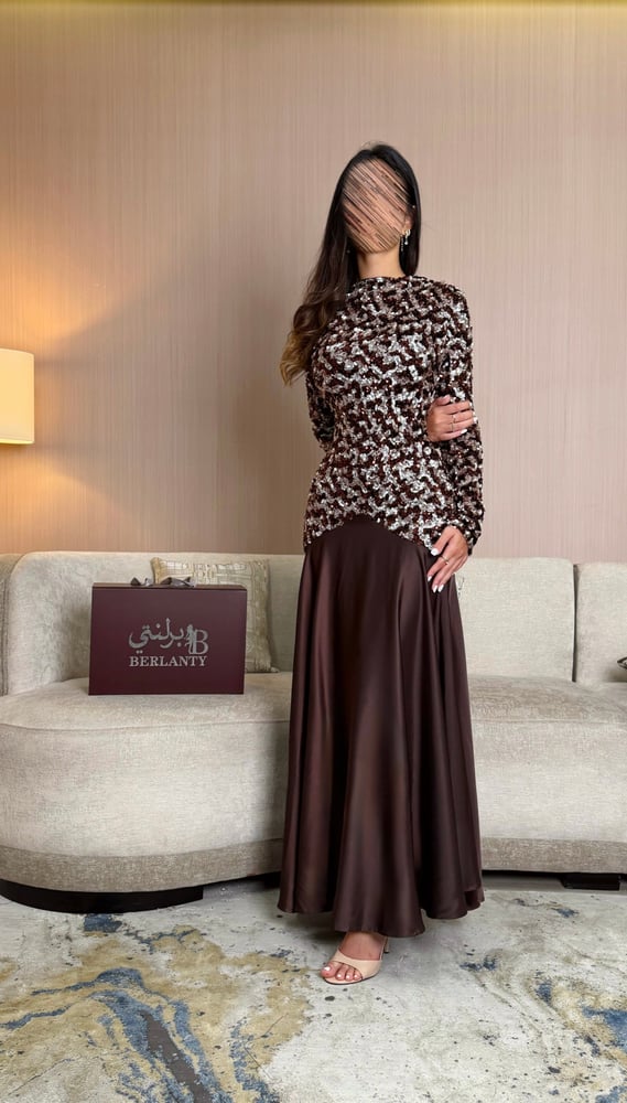 فستان سهرة بني بجزء علوي لامع وتنورة واسعة (يتمدد)