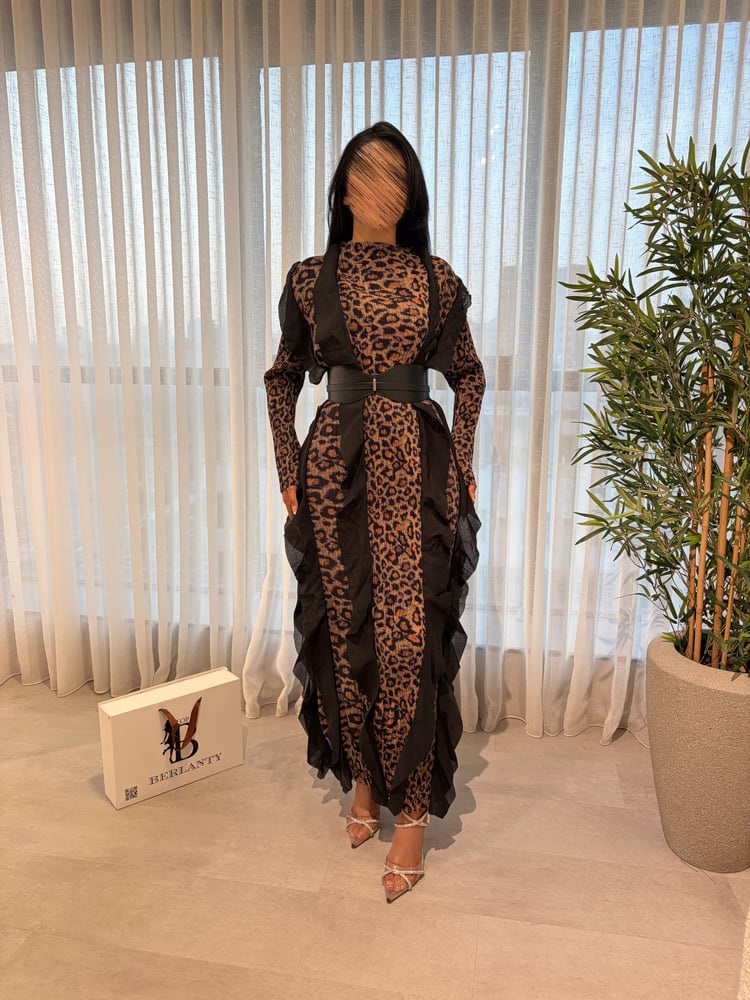 Leopard chic dress with modern touches and side slits