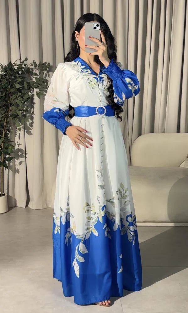 فستان نسائي أبيض ومشجر باللون الأزرق الملكي مع حزام خصر.