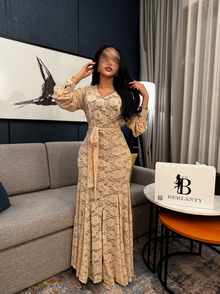 The luxurious "Rose Lace" dress - elegance of classic lace