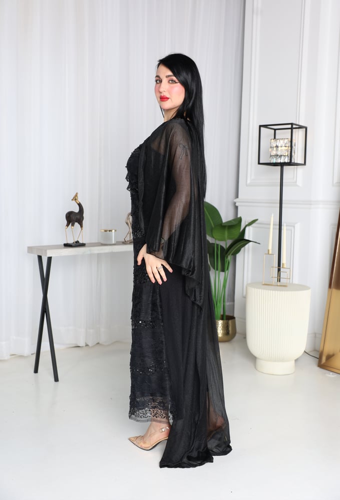 فستان سهرة طويل أسود فاخر مع كاب شيفون أنيق