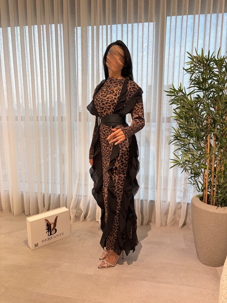 Leopard chic dress with modern touches and side slits