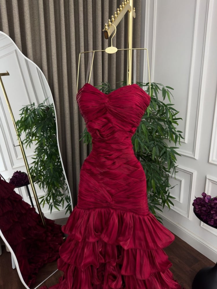 Victoria red evening dress – with mermaid design and layered ruffles
