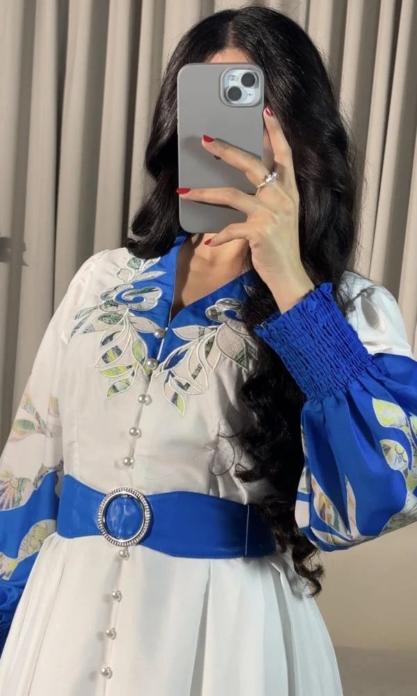فستان نسائي أبيض ومشجر باللون الأزرق الملكي مع حزام خصر.