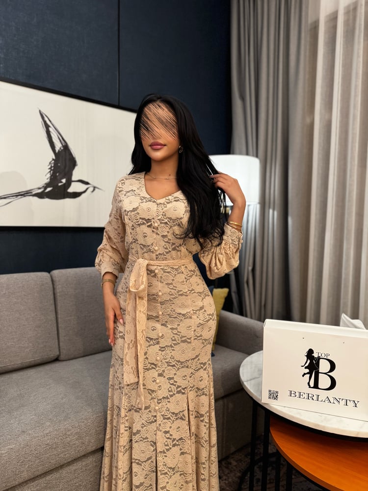 The luxurious "Rose Lace" dress - elegance of classic lace