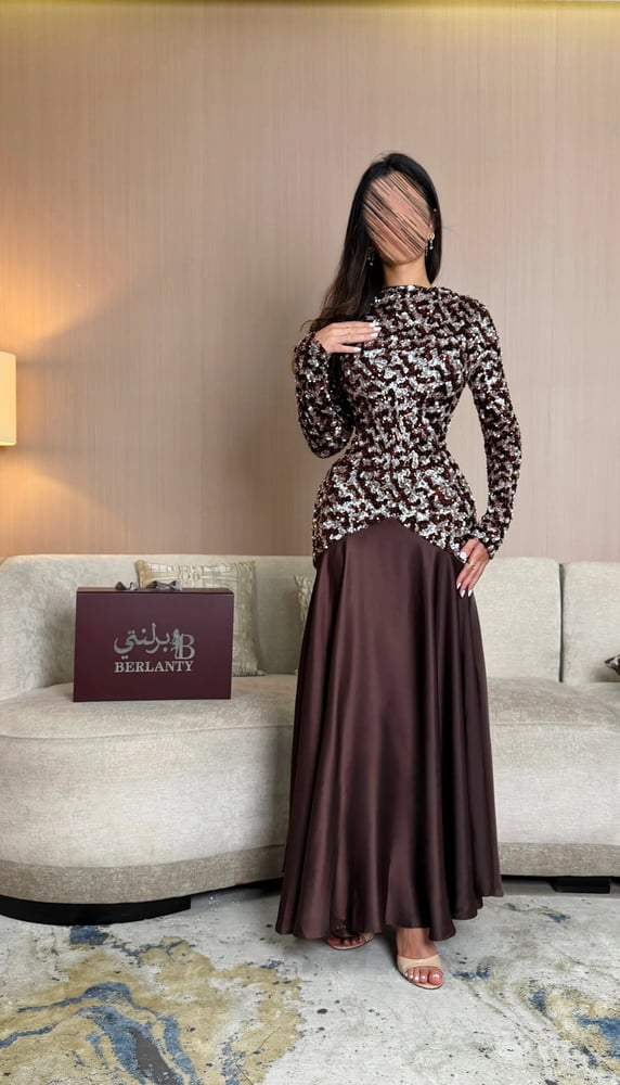 فستان سهرة بني بجزء علوي لامع وتنورة واسعة (يتمدد)