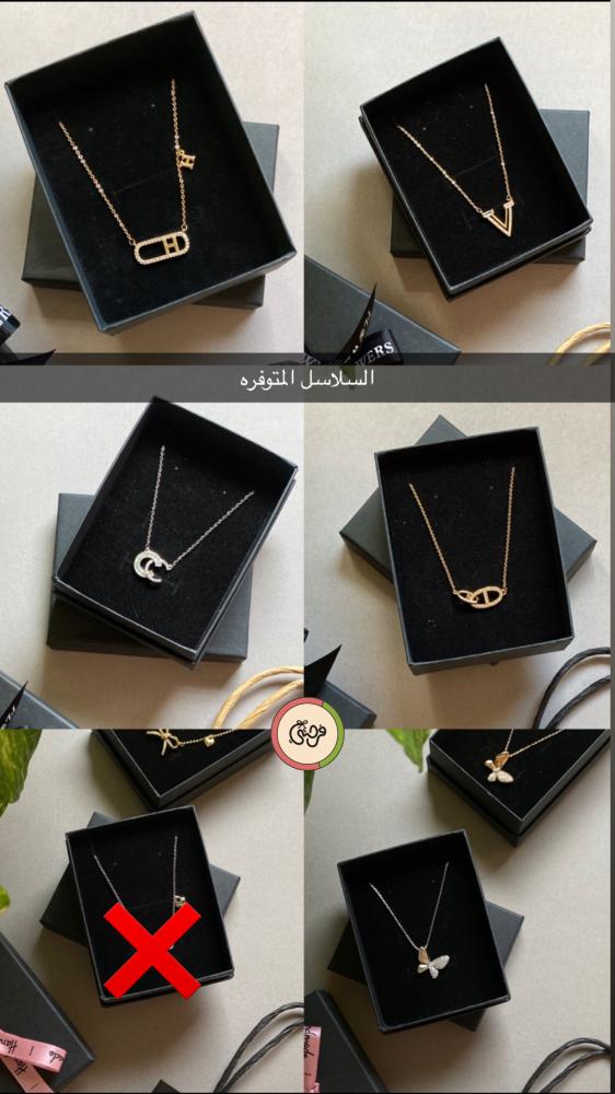 A box containing a necklace or bracelet