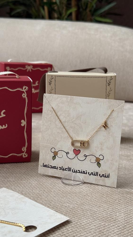 A box containing a necklace or bracelet