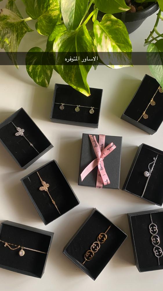 A box containing a necklace or bracelet