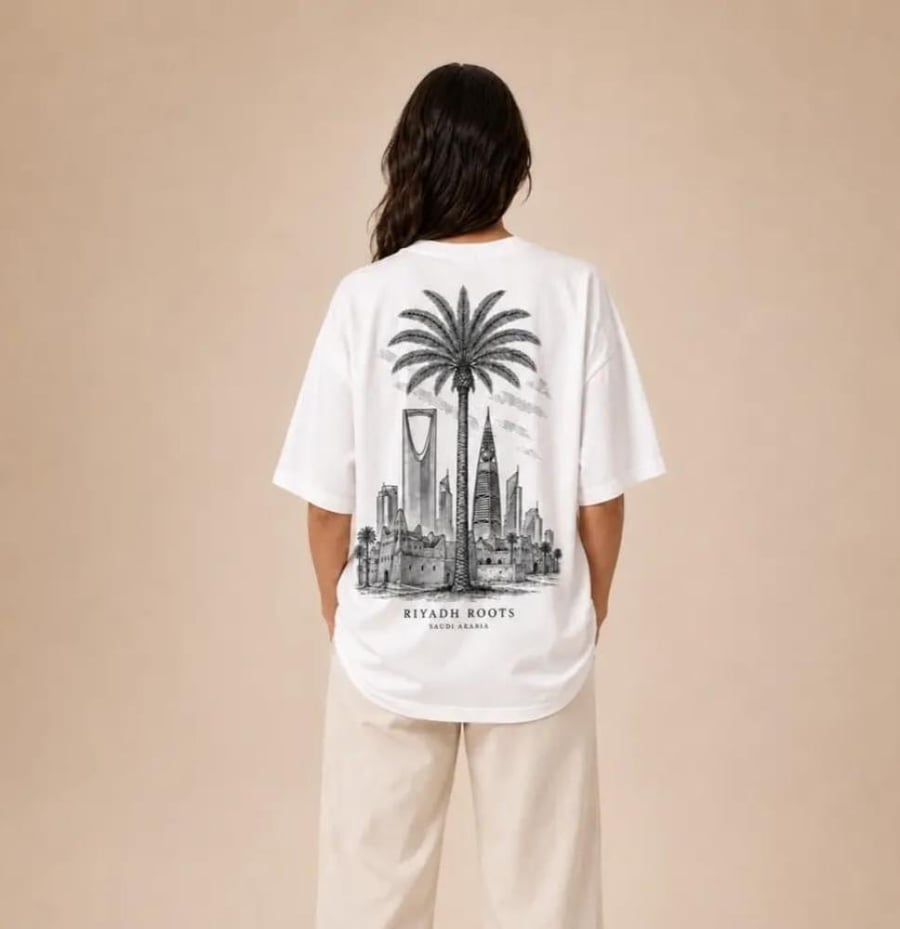تيشيرت أبيض بتصميم Riyadh Roots – جذور الرياض