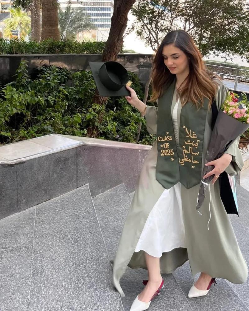 عبايات تخرج لون تفاحي مع وشاح زيتي