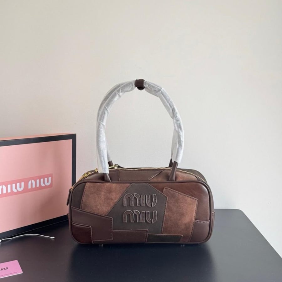 شنطة يد miu miu وسط