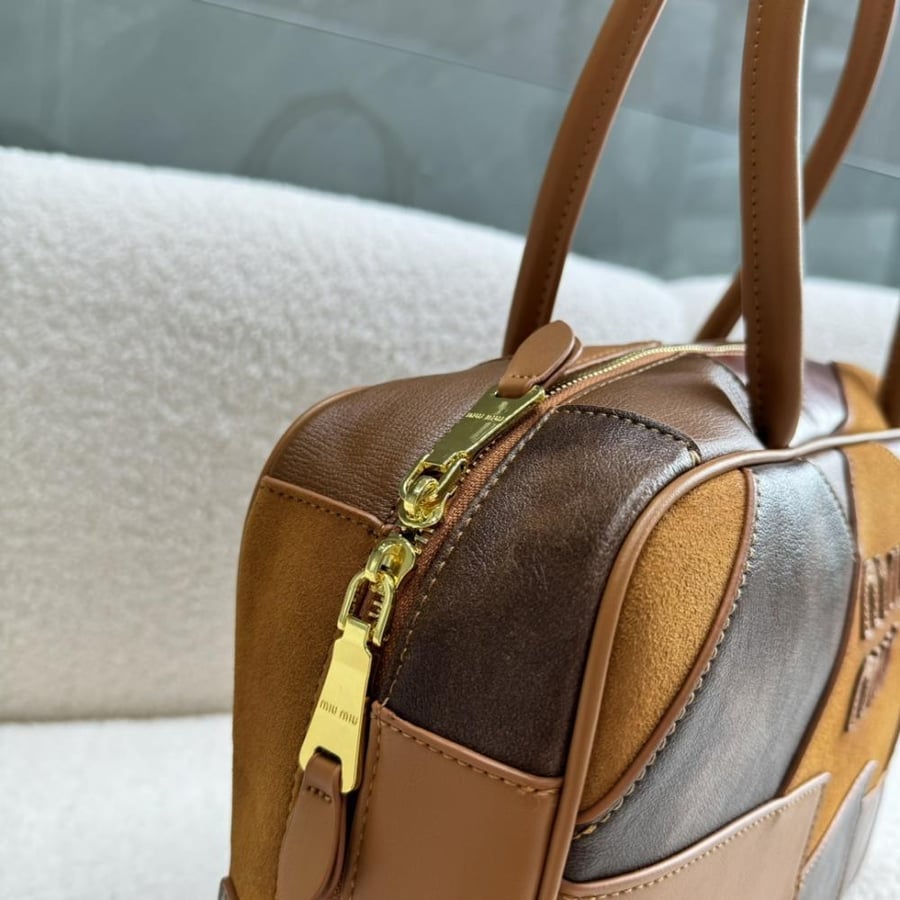 شنطة يد miu miu كبير