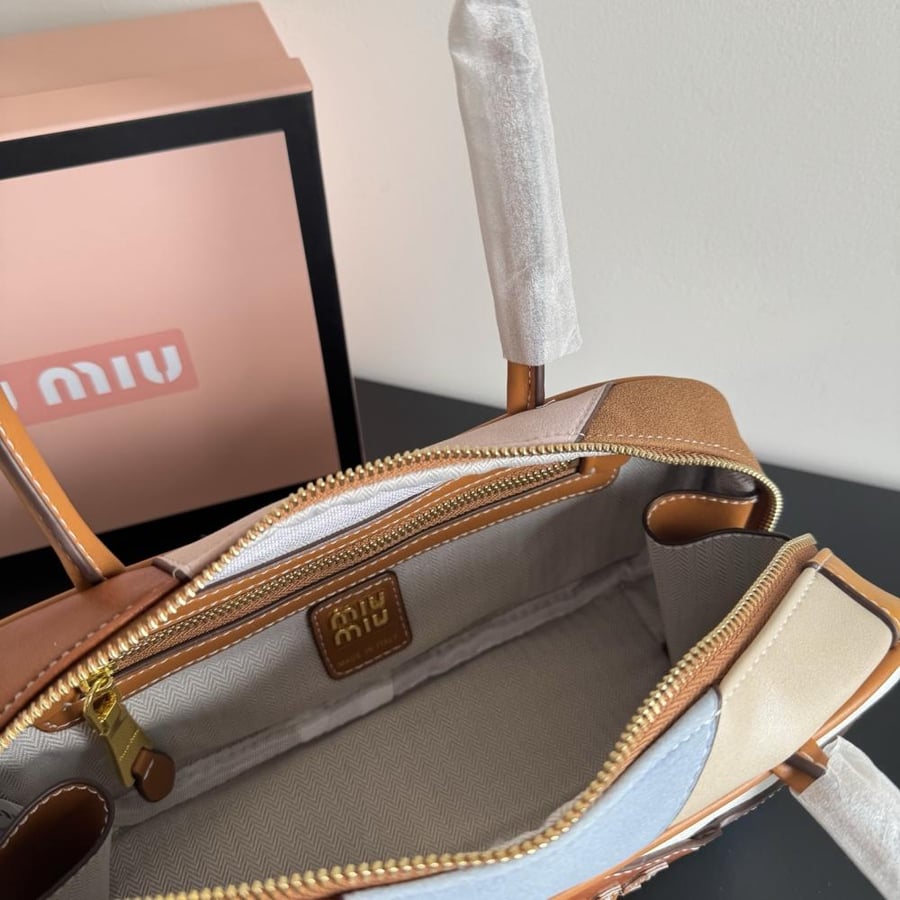 شنطة يد miu miu وسط