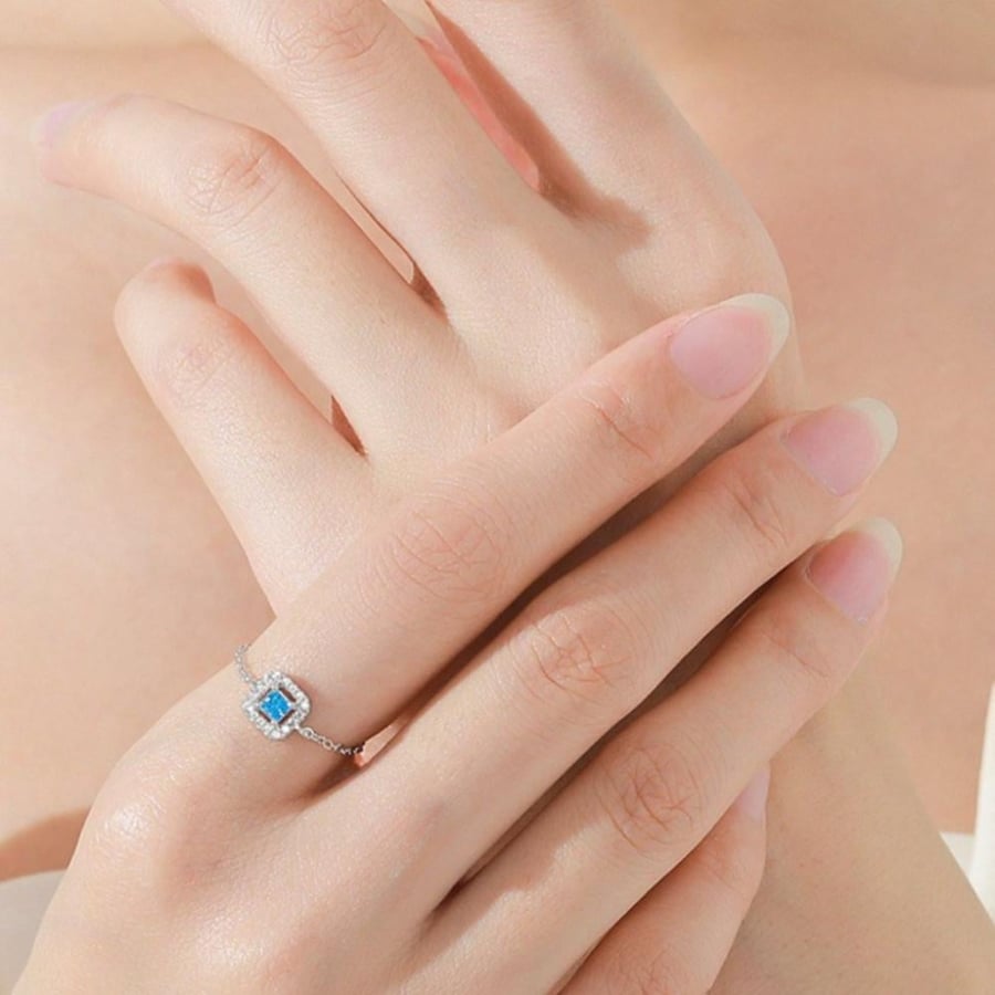 خاتم قابل للتعديل بحجر أزرق مقطوع بشكل أميري (فضة عيار 925)