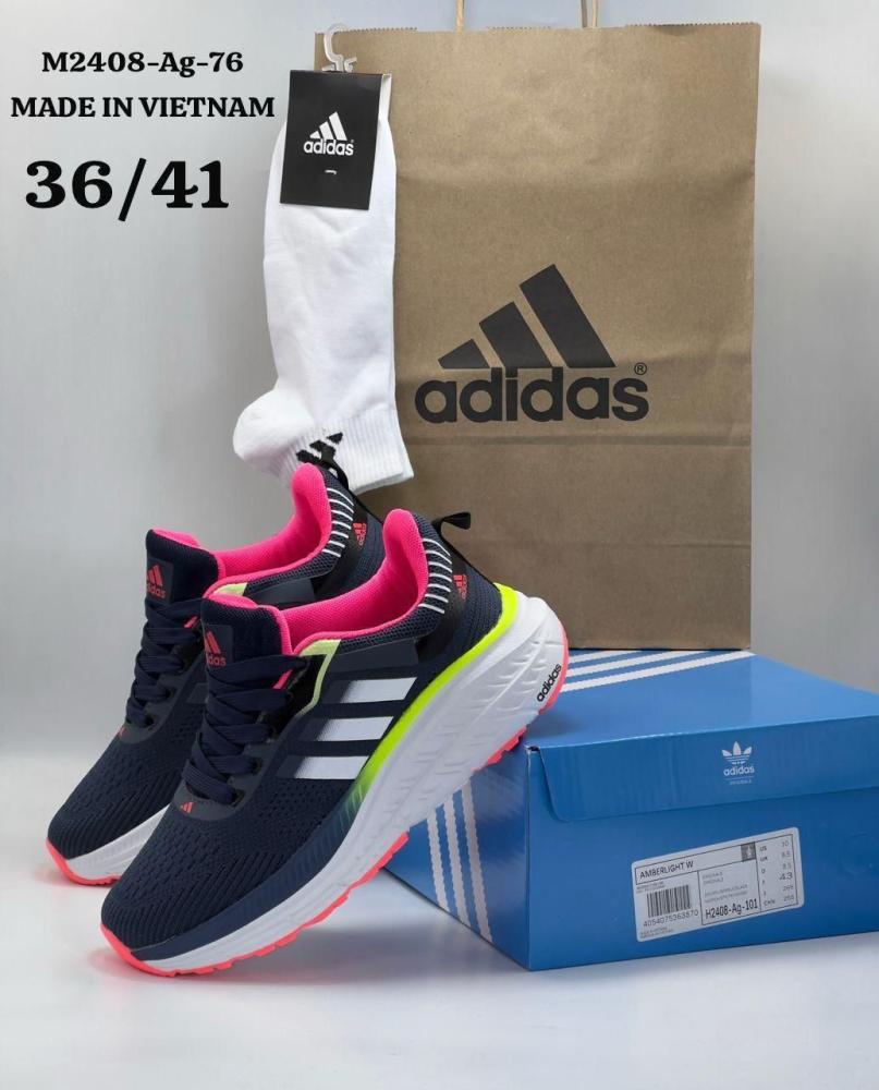 حذاء رياضي من Adidas،