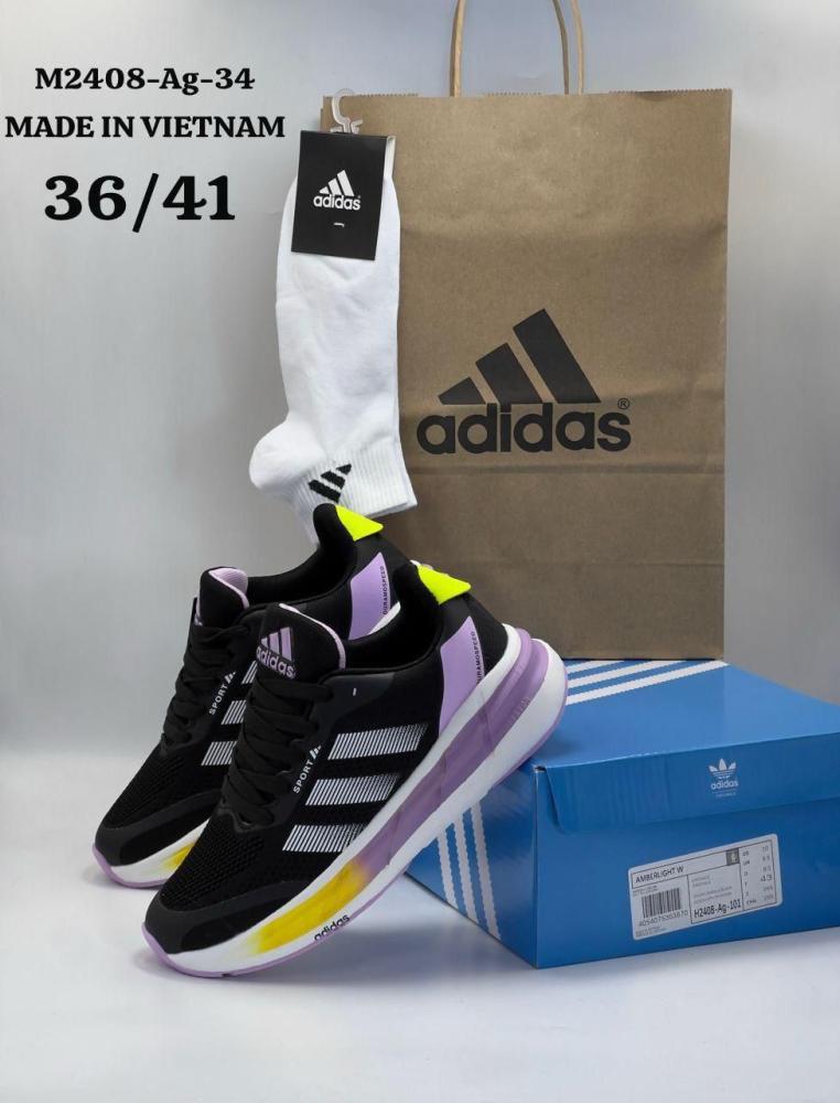 حذاء رياضي من Adidas،