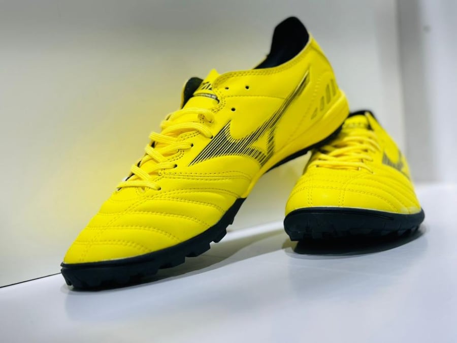 الحذا من ماركة Mizuno (ميزونو)،