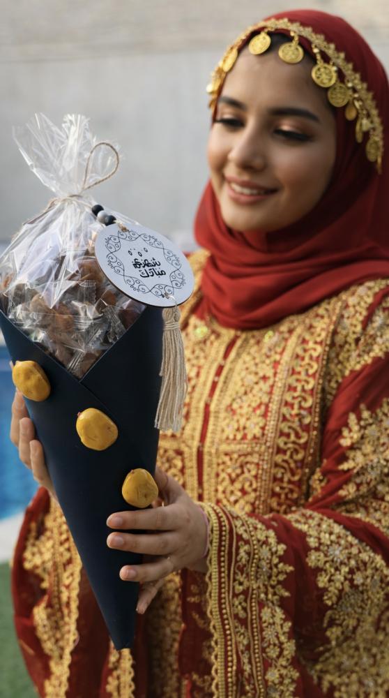 باقة بشكل الرطب تحتوي على طحينيه و نصف كيلو تمر صقعي محشي لوز مغلف