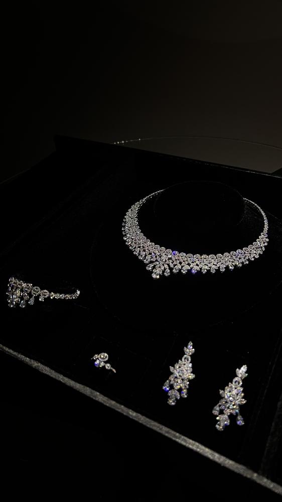 An elegant set with exquisite details