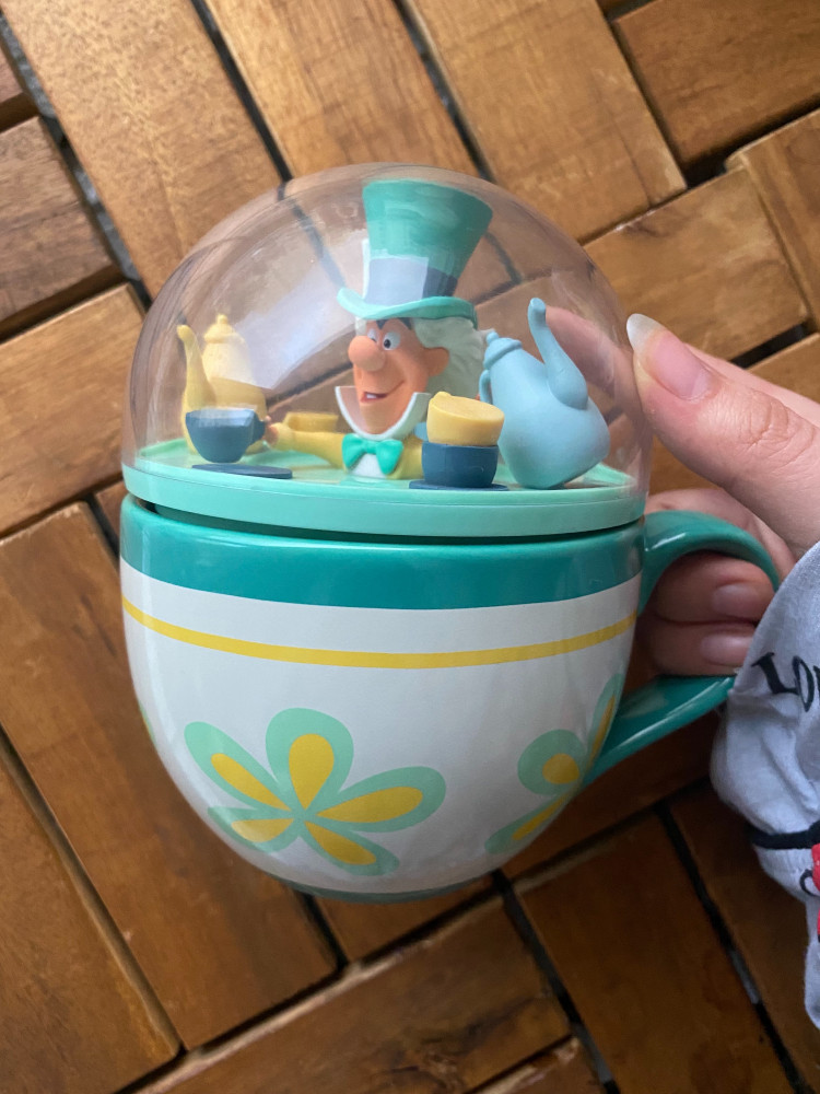 Alice's cup in Wonderland