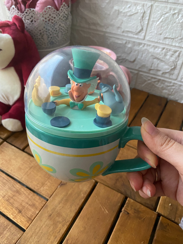 Alice's cup in Wonderland