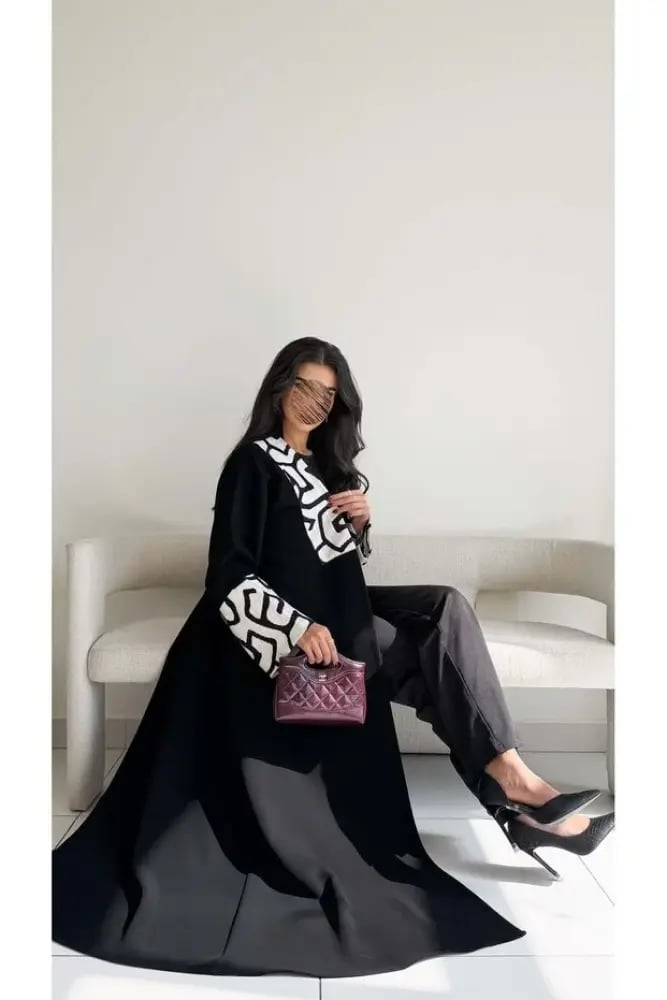 عباية سوداء مع تدخيلة ابيض