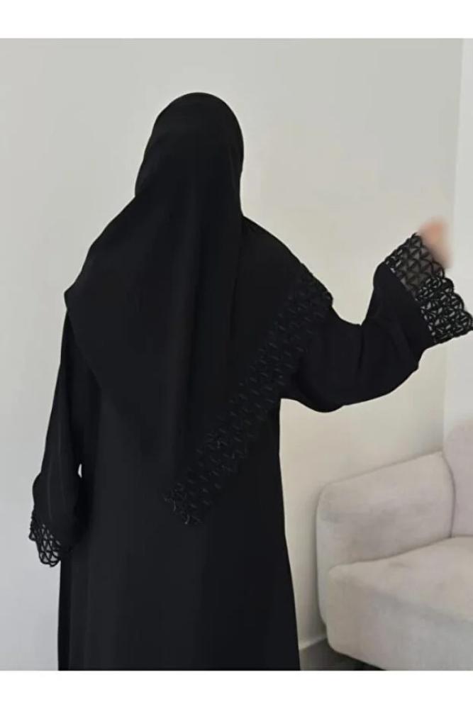 Rosana عباية لورين , عباية بتصميم اكمام هندسي هادئ