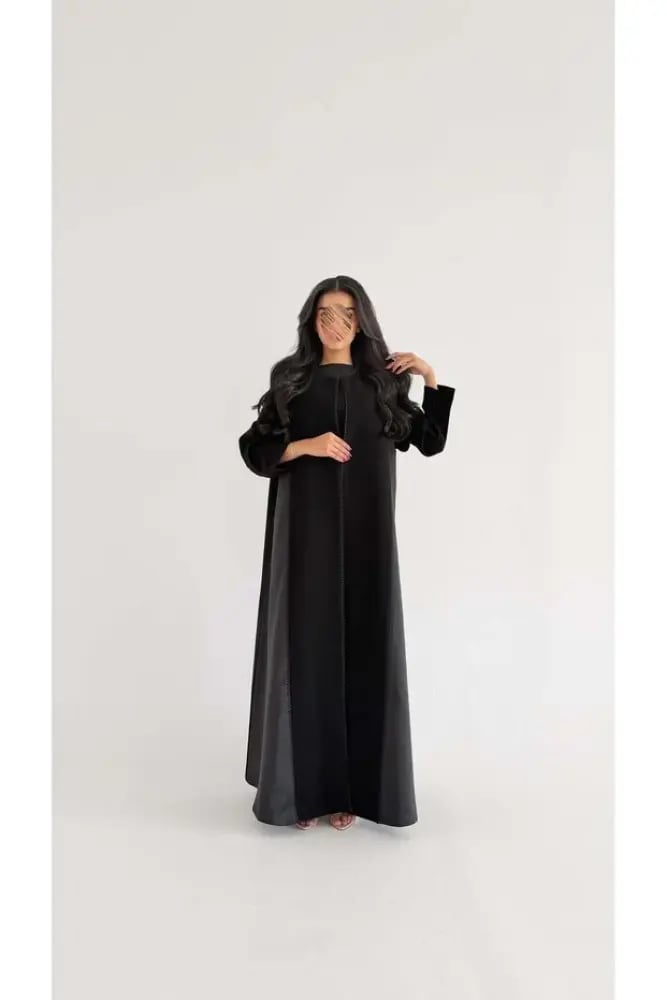 عبايه مع تدخيله قماش لامع